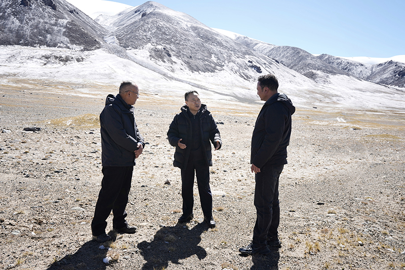 李國英在唐古拉山脈主峰格拉丹東雪山西南側(cè)調(diào)研　