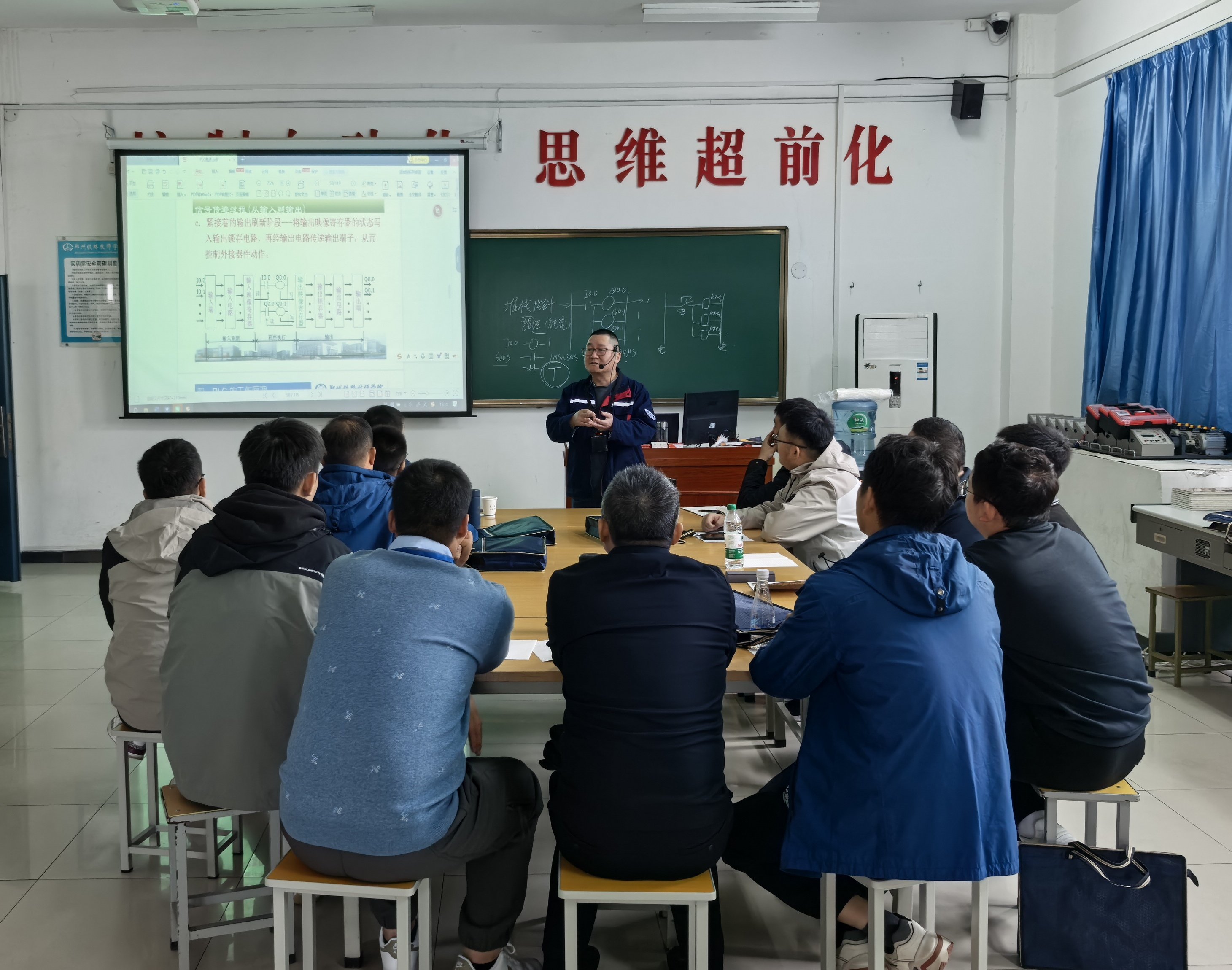 學(xué)員分組進(jìn)行理論知識學(xué)習(xí)