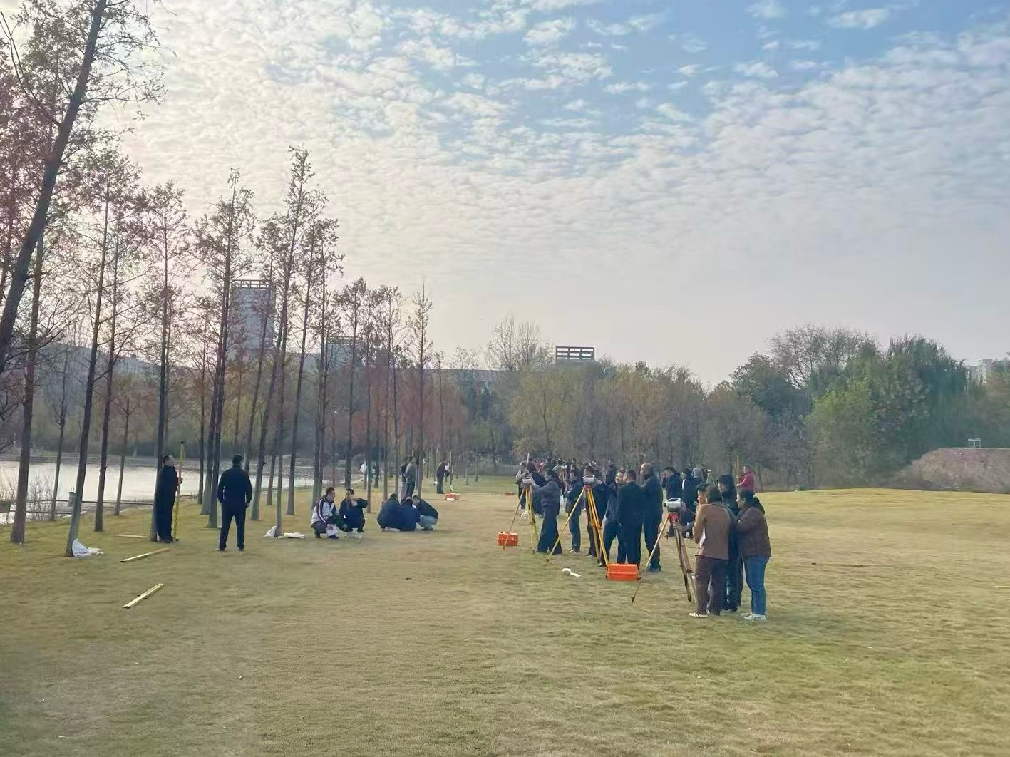 河道修防工班學(xué)員在室外進(jìn)行水準(zhǔn)測量實操