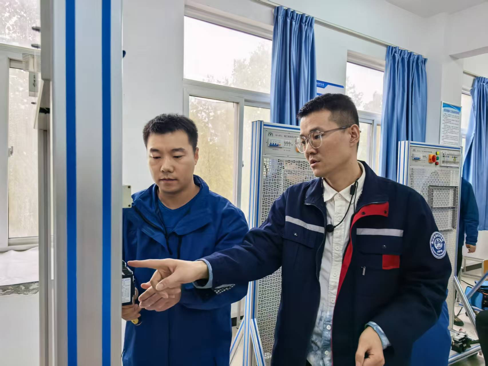 授課老師在教學(xué)中對學(xué)員進(jìn)行講解指導(dǎo)